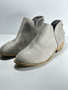 Journee Collection Livvy Gray 9W Faux Suede Ankle Booties Rear Zipper